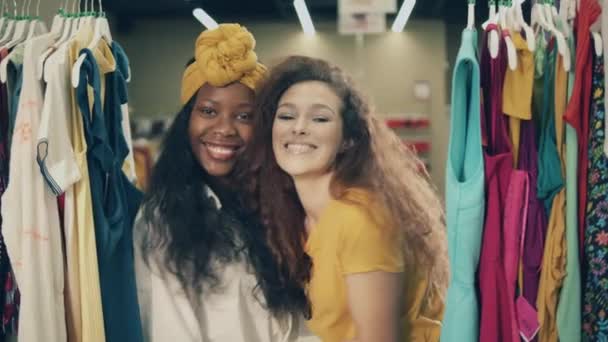 Boldog fiatal nők egy ruhaboltban az első kilátásban — Stock videók