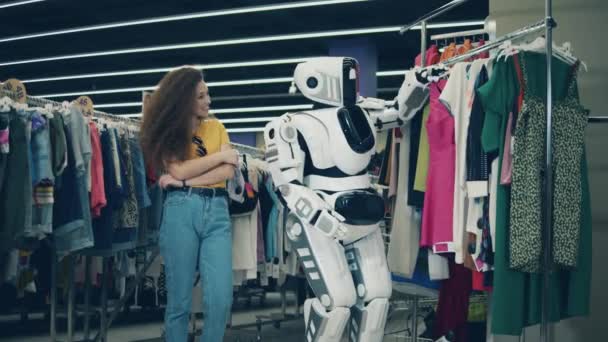 Senhora bonita está escolhendo roupas com cyborgs ajuda — Vídeo de Stock