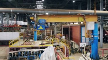 Modern endüstriyel iç mekan, geniş açı görünümü.