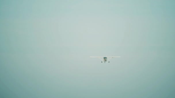 Un petit avion traverse le ciel sombre 