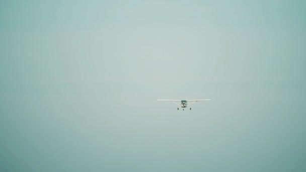 Kleinflugzeug durchquert den düsteren Himmel — Stockvideo