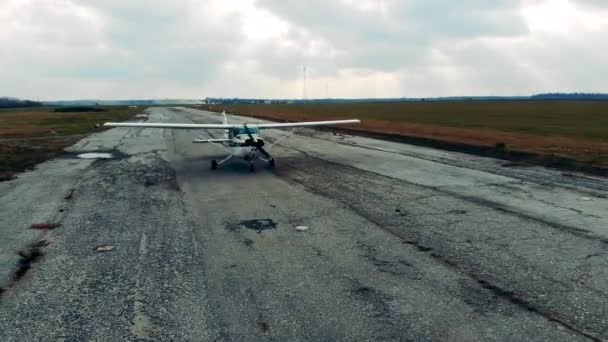 Petit avion se déplace le long de la piste usée — Video