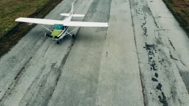 Pequeño jet está montando a lo largo de la pista antes del despegue — Vídeo de stock