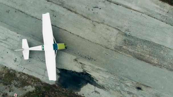 Часть взлетно-посадочной полосы с небольшой плоскостью, пересекающей ее — стоковое видео