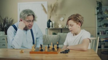 Torunuyla büyükbabanın satranç oyunu.