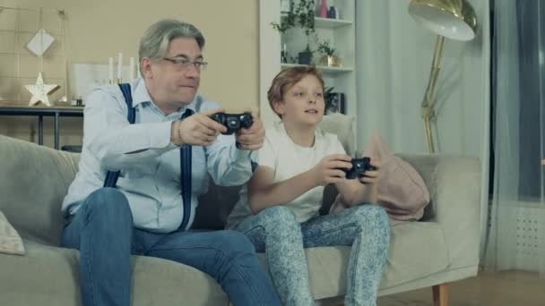 Morfar spelar tv-spel med sitt barnbarn. — Stockvideo