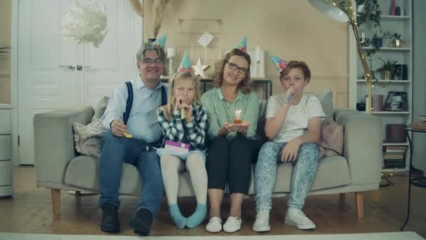 Οικογενειακή γιορτή παιδιών και παππούδων τους — Αρχείο Βίντεο