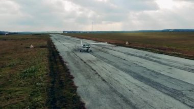 Bir jet kalkış pisti boyunca hızla ilerliyor.