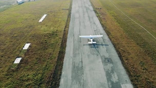 Vista dall'alto di un piccolo aereo che decolla dalla pista — Video Stock