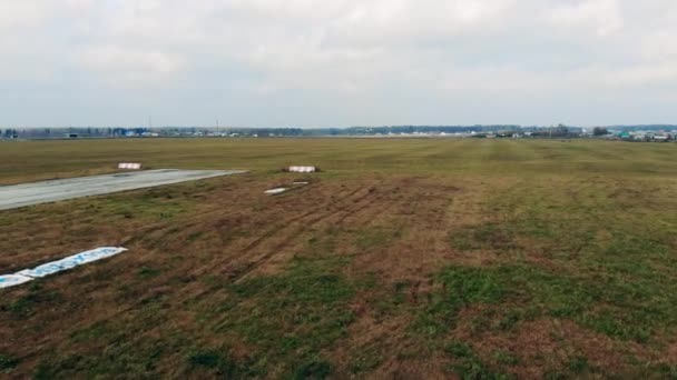 Små flygplan landar på en gammal landningsbana — Stockvideo