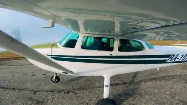 Vista lateral de un pequeño avión a lo largo de la pista — Vídeo de stock