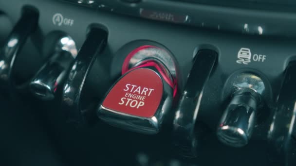 Conmutador de motor está siendo presionado en un primer plano — Vídeos de Stock