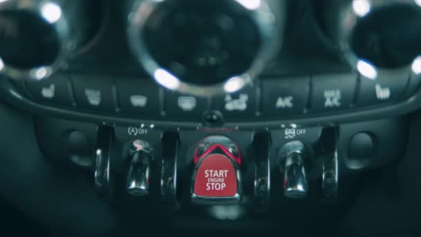 Запуск двигателя автомобиля осуществляется нажатием кнопки — стоковое видео
