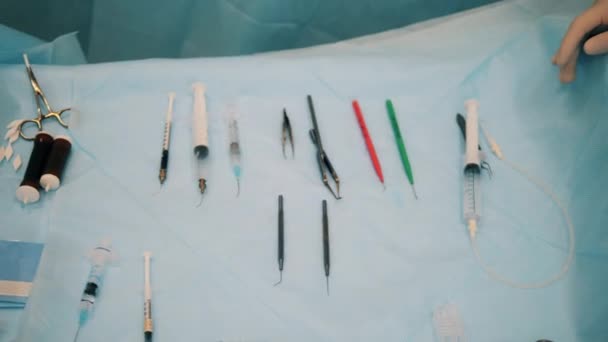 Instrumentos quirúrgicos en una mesa . — Vídeo de stock