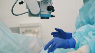 Bir cerrah göz ameliyatı sırasında tıbbi ekipman kullanıyor..