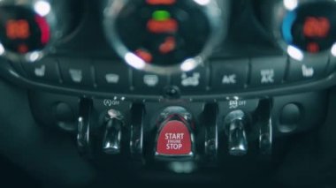 Dur düğmesine arabada basılıyor.