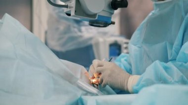 Doktor bir hastanede göz ameliyatı yapıyor..