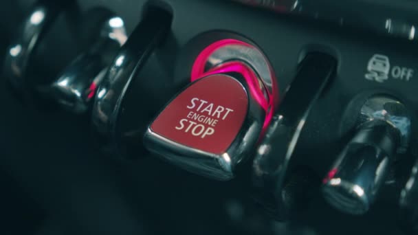 Motoren start stopknop wordt ingedrukt in het voertuig — Stockvideo