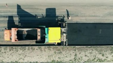 Taze bitum mekanik olarak yola koyuluyor.