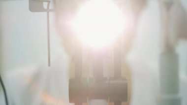 Göz hekimliği kliniğinde lambası olan bir tıbbi makine..