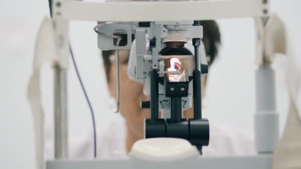 Doktor pracuje s oftalmologickým strojem. — Stock video