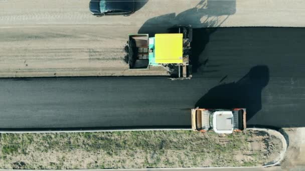 Maszyny do układania asfaltu produkują drogę. Koncepcja budowy dróg. — Wideo stockowe