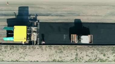Asfalt kaldırımları bitum yayıyor. Yol inşa kavramı.