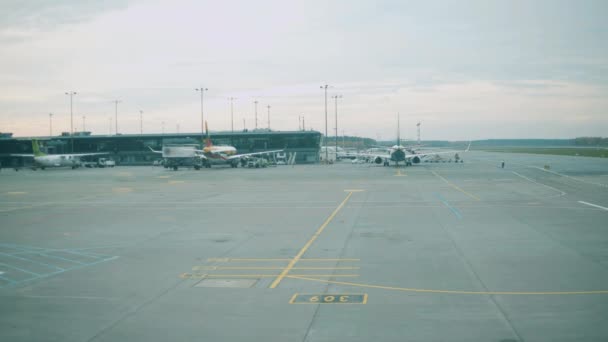 Service à l'aéroport. Timelapse de la gestion sur place d'un avion à l'aéroport . — Video