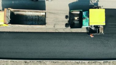 Yol üretim makineleri ve işçiler en üst düzeyde.