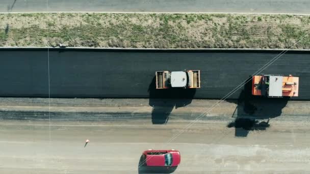 Zoom-in de adoquines bitum a lo largo de la carretera fresca. Construcción de carreteras . — Vídeos de Stock