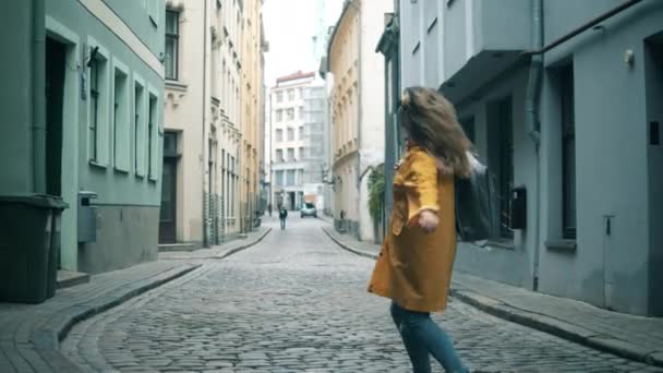 Caminhadas turísticas alegres em Riga enquanto passeia . — Vídeo de Stock