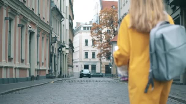 Chica con mapa camina en una calle del centro . — Vídeo de stock