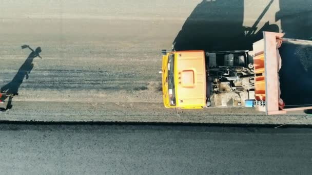 Vue du dessus des travailleurs de la route qui viennent au camion avec du bitum. Chantier routier . — Video