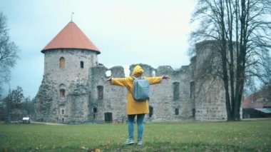 Eski bir şatonun yanında mutlu turistler dans eder..