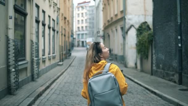 Viajero caminando en una ciudad, tomando fotos . — Vídeos de Stock