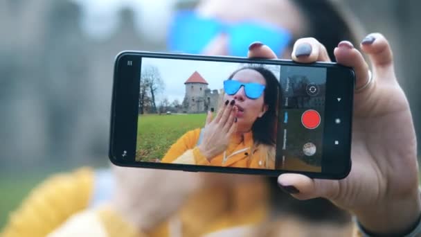 Un touriste utilise le téléphone pour s'enregistrer en vidéo . — Video