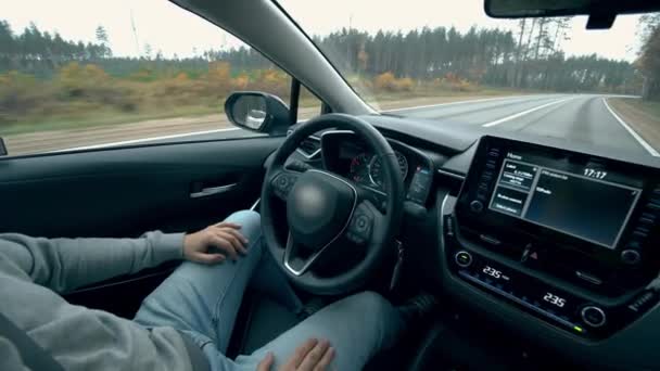 Personne conduisant une voiture autonome. Voiture de pilote automatique, véhicule intelligent, concept d'automobile sans conducteur . — Video