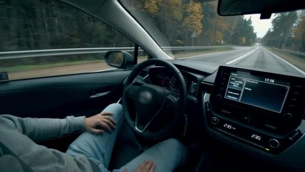 Ein Mann ruht in einem Auto, während es auf Autopilot fährt. — Stockvideo