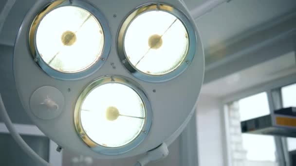 Lumières médicales dans la salle d'opération . — Video