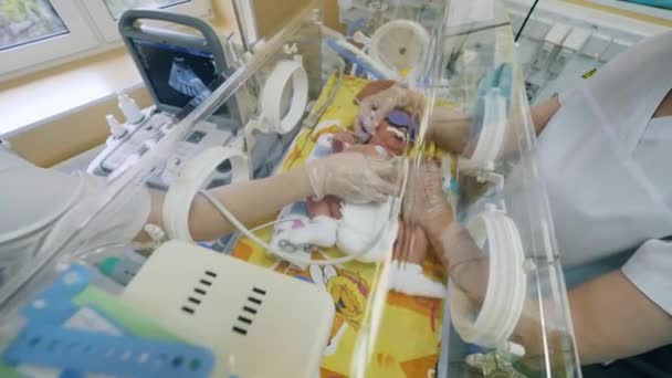 Läkare kontrollerar barnet med ultraljud på sjukhus. — Stockvideo