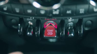 Motoru çalıştır düğmesine basılıyor