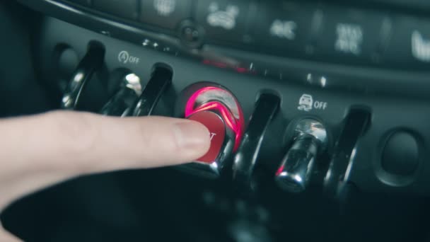 Το κουμπί έναρξης πιέζεται στο αυτοκίνητο. — Αρχείο Βίντεο