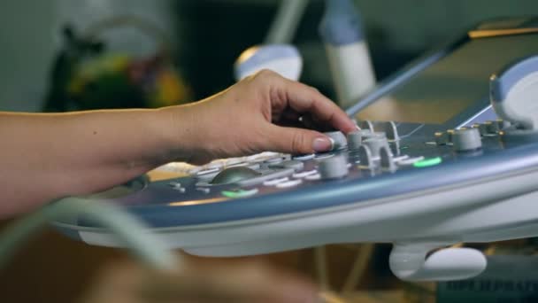 Trabajador del hospital utiliza máquina de sonograma . — Vídeos de Stock