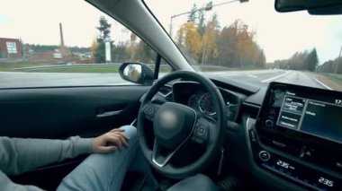 Otomatik pilot, akıllı araç, amaçsız araba konsepti. Yeni otomatik araba yolda gidiyor..