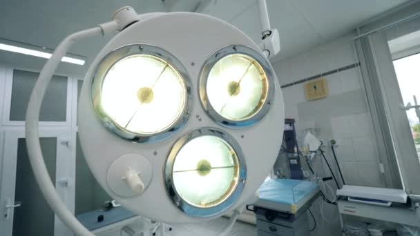 Stora lampor på en sjukhusavdelning. — Stockvideo