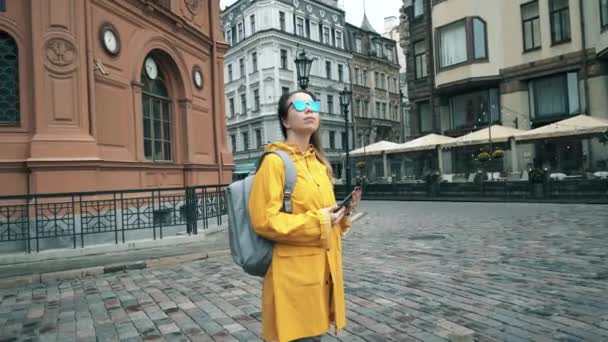 Dívka fotí při prohlídce města v Rize. — Stock video
