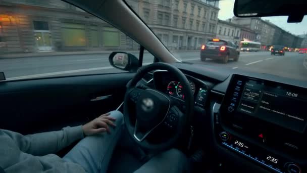 Man rijdt in een zelfrijdende auto in de stad. Autopiloot auto, intelligent voertuig, aandrijfloos auto concept. — Stockvideo