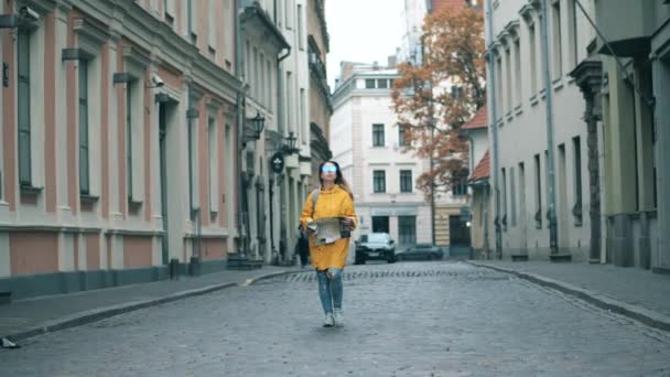 En ensam resenär går på en gata i Riga. — Stockvideo