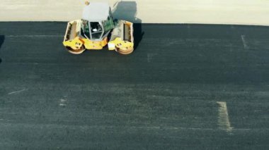 Yol yapım süreci. Yol inşaatında çalışan inşaat işçileri.