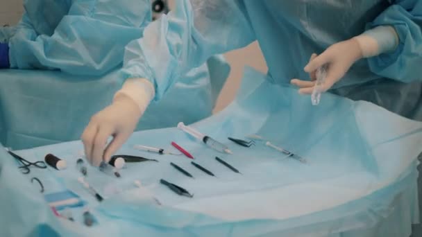 Médicos em roupas de trabalho estão realocando instrumentos médicos — Vídeo de Stock